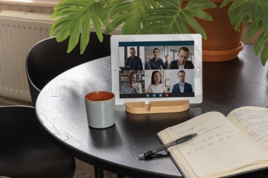 Logo trade firmakingituse pilt: Bambusest tahvelarvuti ja telefonihoidik