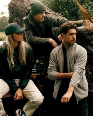 Logotrade meened pilt: Iqoniq Logani taaskasutatud polüestrist tuulejope