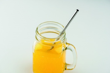 Logotrade meene foto: Roostevabast terasest joogikõrs ja puhastushari kotis