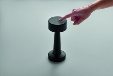 Logotrade firmakingitused pilt: HIERLUZ laetav rauast laualamp