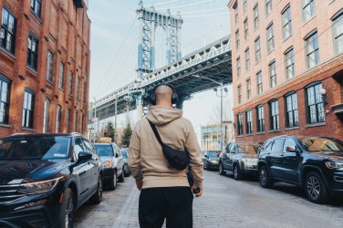 Logotrade liikelahja tuotekuva: Crescent AWARE™ RPET puolikuun muotoinen crossbody -laukku