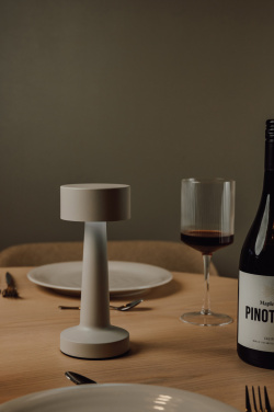 Logotrade profilreklam bild: VINGA Maris RCS återvunnen plast bordslampa