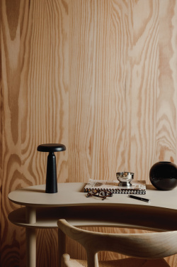 Logotrade presentreklam bild: VINGA Avery RCS bordslampa